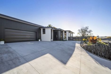 Photo of property in 2 Piper Way, Glen Avon, New Plymouth, 4312