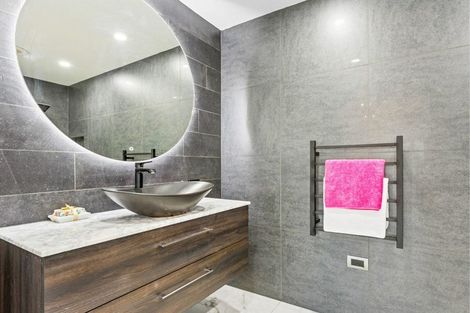 Photo of property in 21 Breenagh Place, Massey, Auckland, 0614