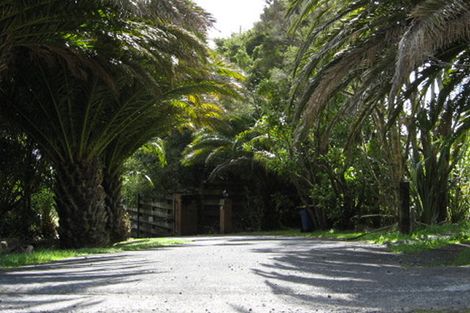 Photo of property in 549 Scenic Drive, Waiatarua, Auckland, 0612