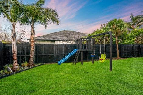 Photo of property in 18 Huntington Park Drive, Greenhithe, Auckland, 0632
