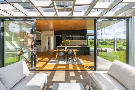 Photo of property in 43 Paekakariki Hill Road, Pauatahanui, Porirua, 5381