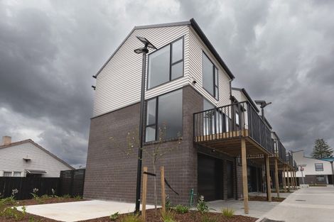 Photo of property in 13/1 Fruitvale Road, New Lynn, Auckland, 0600