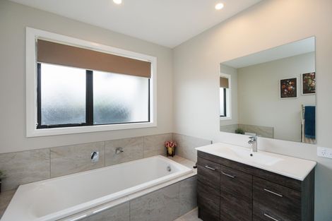 Photo of property in 71 Johnstone Drive, Fitzherbert, Palmerston North, 4410