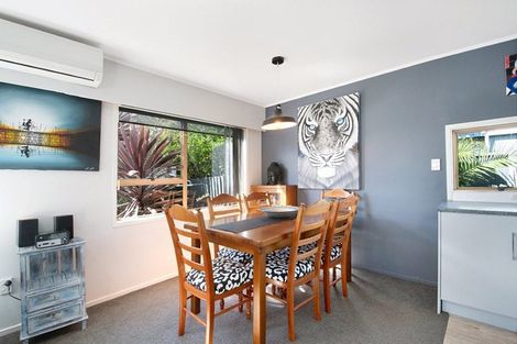 Photo of property in 2/3 Cezanne Place, New Lynn, Auckland, 0600