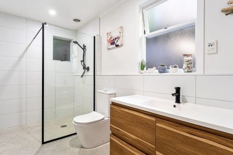 Photo of property in 26b Wade River Road, Stanmore Bay, Whangaparaoa, 0932