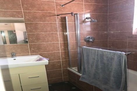 Photo of property in 2 Springside Place, New Lynn, Auckland, 0600