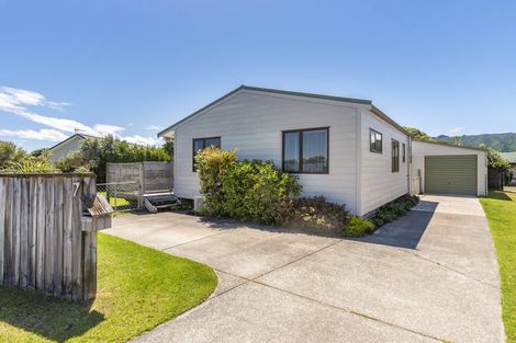 Photo of property in 7 Adrian Grove, Waikanae Beach, Waikanae, 5036