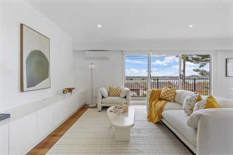 Photo of property in 2/104 Sylvan Avenue, Northcote, Auckland, 0627