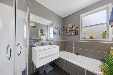 Photo of property in 27 Griffiths Grove, Newlands, Wellington, 6037