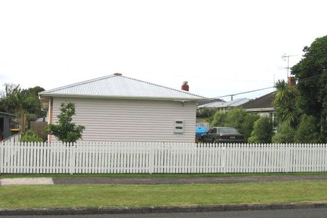 Photo of property in 109 Flanshaw Road, Te Atatu South, Auckland, 0610
