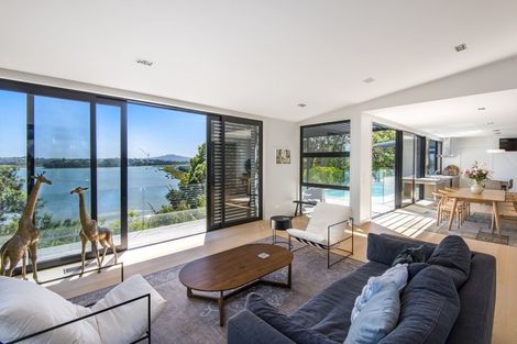 Photo of property in 10a First Avenue, Stanley Point, Auckland, 0624