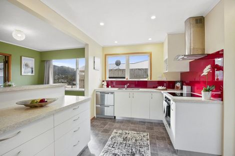 Photo of property in 12 Ranui Terrace, Tawa, Wellington, 5028