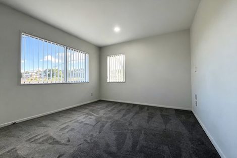 Photo of property in 16 Lakeridge Close, Northcross, Auckland, 0632
