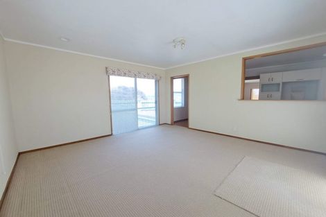 Photo of property in 5 South Pacific Place, Henderson, Auckland, 0612