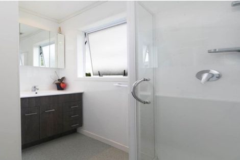 Photo of property in 52 Beaubank Road, Kelston, Auckland, 0602