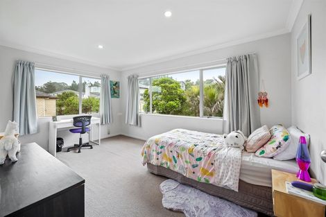 Photo of property in 31 Harrowglen Drive, Northcross, Auckland, 0632