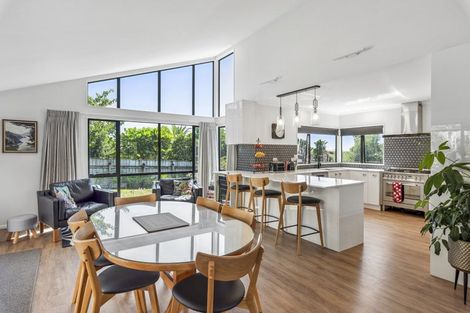 Photo of property in 41 Quadrant Heights, Paraparaumu, 5032