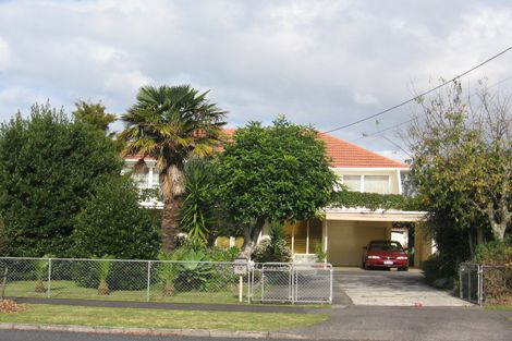 Photo of property in 34 Yeovil Road, Te Atatu Peninsula, Auckland, 0610