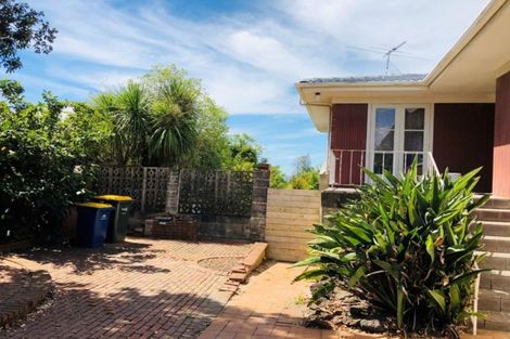 Photo of property in 10 Holdaway Avenue, Northcote, Auckland, 0627