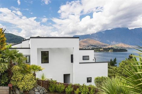 Photo of property in 17 Thorn Crescent, Fernhill, Queenstown, 9300