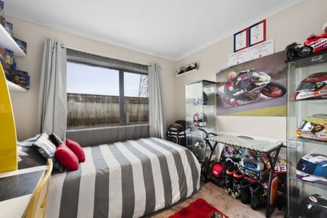 Photo of property in 21 Percy Kinsman Crescent, Riverstone Terraces, Upper Hutt, 5018