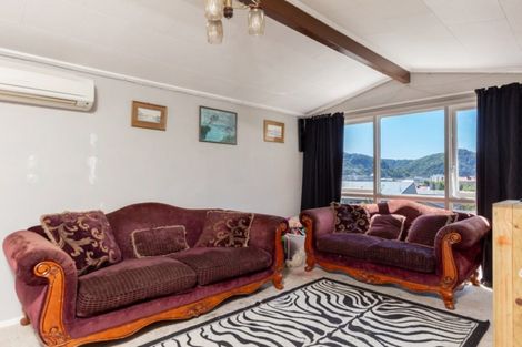 Photo of property in 19 Broadway, Picton, 7220