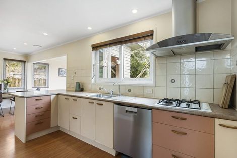 Photo of property in 22 Gwenand Place, Botany Downs, Auckland, 2010