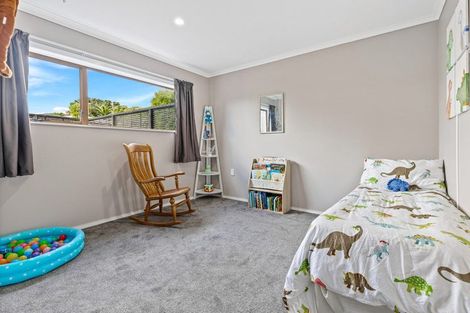 Photo of property in 2/2 Forsythe Place, Massey, Auckland, 0614