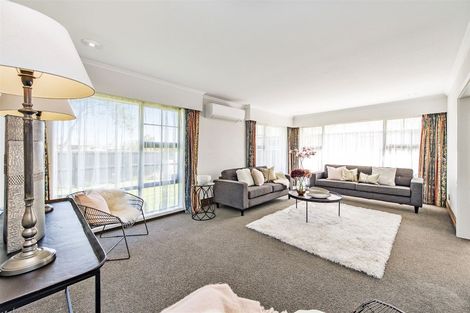 Photo of property in 33 Farquhars Road, Redwood, Christchurch, 8051