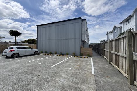 Photo of property in 4/9 Flanshaw Road, Te Atatu South, Auckland, 0610