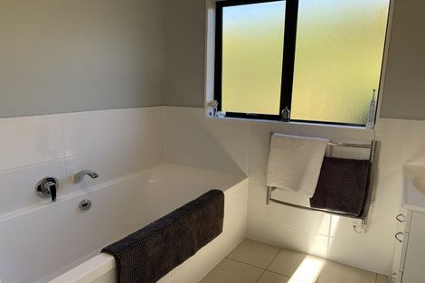 Photo of property in 11 Sylvan Way, Silverstream, Upper Hutt, 5019