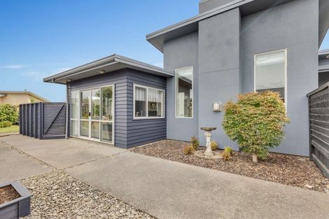 Photo of property in 5 Chestnut Close, Kelvin Grove, Palmerston North, 4414