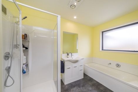 Photo of property in 5 Sardinia Grove, Fitzherbert, Palmerston North, 4410