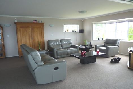 Photo of property in 50 Wade River Road, Stanmore Bay, Whangaparaoa, 0932