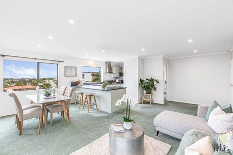 Photo of property in 2/555 Glenfield Road, Glenfield, Auckland, 0629