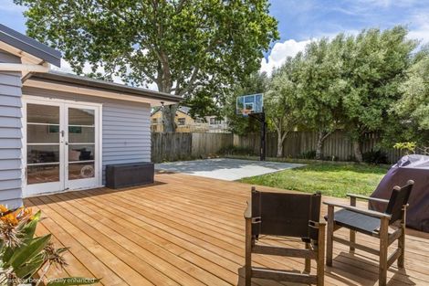 Photo of property in 32 Links Road, New Lynn, Auckland, 0600