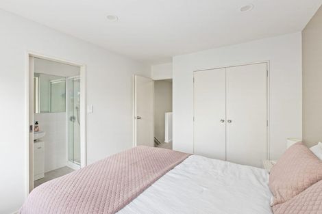 Photo of property in 8/22 Northcross Drive, Oteha, Auckland, 0632
