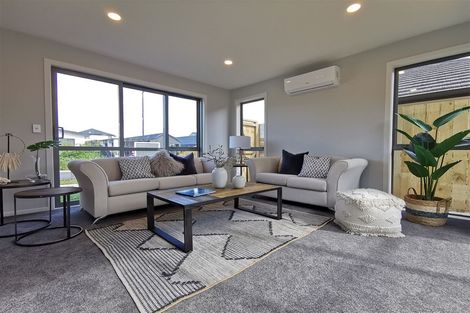 Photo of property in 33 Lumbarda Drive, Kumeu, 0810