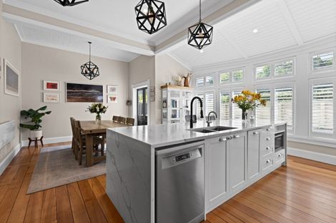 Photo of property in 10 Cobden Road, Bluff Hill, Napier, 4110