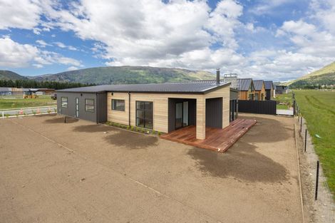 Photo of property in 17 Packer Road, Wanaka, 9382