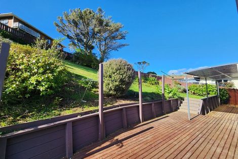 Photo of property in 56 Colchester Crescent, Newlands, Wellington, 6037