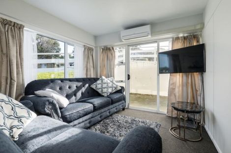 Photo of property in 32 Akaroa Drive, Maupuia, Wellington, 6022