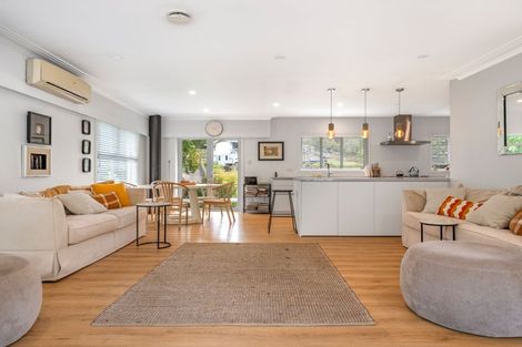 Photo of property in 13 Hartles Place, Mellons Bay, Auckland, 2014