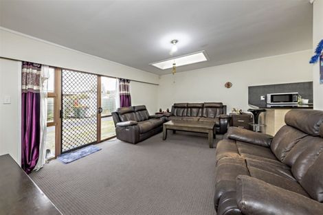 Photo of property in 2/76 Kenderdine Road, Papatoetoe, Auckland, 2025
