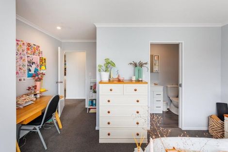 Photo of property in 58 Exeter Crescent, Takaro, Palmerston North, 4412