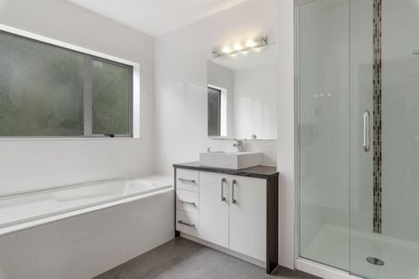 Photo of property in 2/23 Sunset Road, Totara Vale, Auckland, 0632