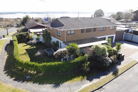 Photo of property in 2 Leo Place, Kawaha Point, Rotorua, 3010