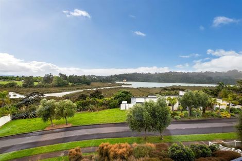 Photo of property in 16 Schopolo Place, Schnapper Rock, Auckland, 0632