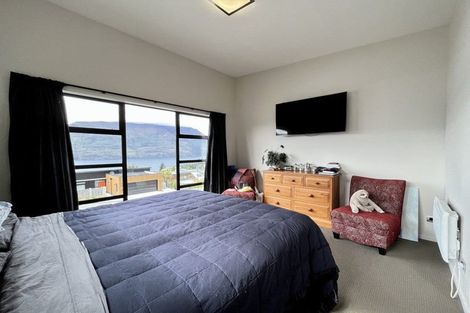 Photo of property in 70 Wynyard Crescent, Fernhill, Queenstown, 9300
