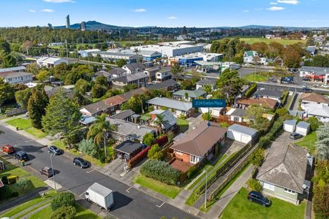 Photo of property in 2/24 Evelyn Place, Hillcrest, Auckland, 0627